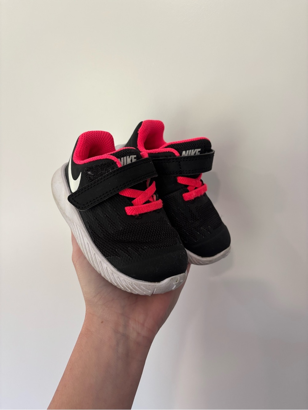 Nike Star Runner Sneaker Black/Pink  4C